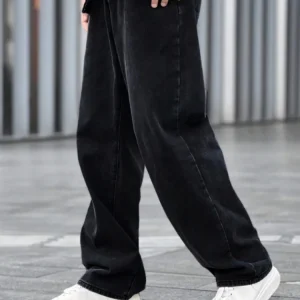 No more worries about seasonal transitions! Loose black men's jeans are both comfortable and warm for autumn and winter, adding